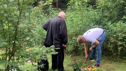 Bild: BRK-Kreisverband Straubing-Bogen
Ein Herzenswunsch wurde erfüllt: Tumor-Patient Manfred S. und Helfer Marko Pammer vom BRK im Urnenwald Hohenburg (Landkreis Amberg-Sulzbach).