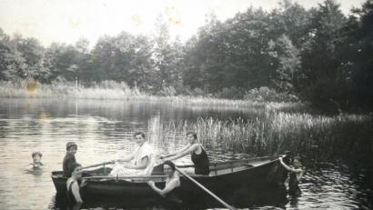 Repro: hev
Zum Baden durften alle in die Rußweiher-Badeanstalt - wenn auch tageweise nach Geschlechtern getrennt. Aber nur die Familie des Bezirksamtmannes Ludwig von Brandt besaß einen Kahn, mit dem sich die Familienmitglieder am See verlustierten. Zu sehen ist das Foto derzeit in der Sonderausstellung "Nach der Arbeit - Die Freizeit unserer Großeltern" im Museum "Beim Taubnschuster".