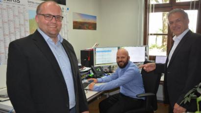 Bild: jr
Neu ans Landratsamt gestoßen ist Simon Haberkorn (Mitte) aus Mitterteich. Gemeinsam mit Wolfgang Fenzl (links) setzt er die Digitalisierung des Landratsamtes in die Tat um. Landrat Roland Grillmeier begrüßt ausdrücklich die Weiterentwicklung der digitalen Bereiche, deren Grundlagen gelegt wurden.