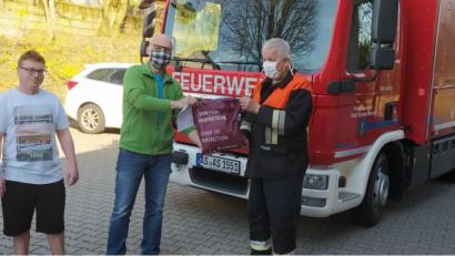 Bild: exb
Etliche Gesichtsmasken wurden an die Dr. Löw´schen Einrichtungen im Gemeindegebiet von Schnaittenbach übergeben.