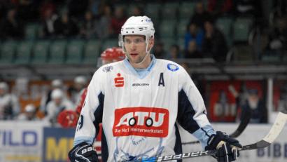 Bild: gb
Michael Kirchberger ist der dienstälteste Spieler der Blue Devils. Der 30-jährige Center hat seinen Vertrag um ein Jahr verlängert und geht damit in die 13. Saison bei den Weidenern.