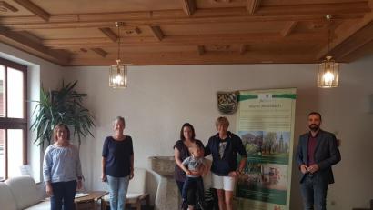 Bild: gi
Bürgermeister Armin Bulenda (rechts) und Touristikchefin Claudia Rieß (links) überreichten an Sandra Butenschön mit Sohn (Dritte von links) den 200 Euro-Geldpreis. Begleitet wurde sie von ihrer Mutter (Zweite von rechts) und Gastgeberin Hannelore Frischholz (Zweite von links).