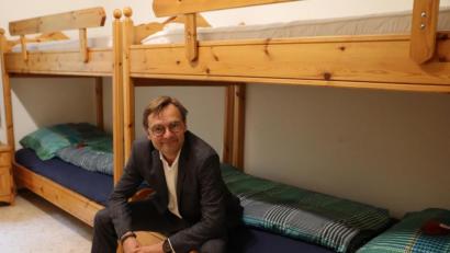 Bild: olr
Bayernwerk-Vorstandsvorsitzender Reimund Gotzel in einem der Zimmer, die im Kreis Neustadt für den Quarantänebetrieb vorgehalten werden.