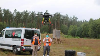 Bild: sne
Pilot Gerald Wagner (weißes Shirt) und Co-Pilot Benjamin Sertl von der Fachgruppe UAS (Unmanned Aerial System) des BRK-Kreisverbandes Tirschenreuths suchen mit zwei Drohnen nach dem vermissten 17-Jährigen.