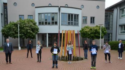 Bild: dob
Realschuldirektor Andreas Meier (links) ist stolz auf seine Schüler und Lehrer die beim Wettbewerb "EUnited - Europa verbindet" Landes- und Bundespreise abgesahnt haben.