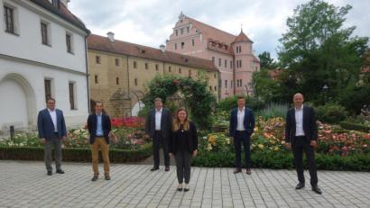 Bild: exb
Von links: Amtsleiter Joachim Gesierich, Stv. Sebastian Hubmann, Amt für Digitalisierung, Breitband und Vermessung, 
stv. Landrat Stefan Braun, Wirtschaftsförderin Angela Powalla, Martin Schwenke und Michael Gotowy von GVG Glasfaser