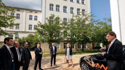 Bild: Stephan Huber
Auf dem Campus der OTH in Amberg gab Prof. Alfred Höß (rechts) im Beisein von OTH-Präsidentin Prof. Andrea Klug und weiteren OTH-Vertretern den Besuchern einen Einblick in die aktuellen Entwicklungen rund ums autonome Fahren.