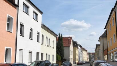 Bild: Gabi Schönberger
So sieht es aus, das Vorzeigeprojekt für Nachverdichtung in Weiden: Ein neues Mehrfamilienhaus mit Gewerbeeinheiten und oberirdischen Parkplätzen soll in der Kurfürstenstraße eine Baulücke schließen. Dazu sollen das weiße und hellgrüne Haus auf der linken Seite weichen.