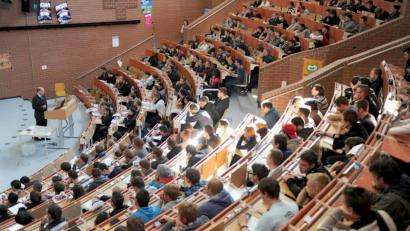 Archivbild: Uwe Zucchi/dpa
Die Uni Regensburg bereitet sich auf verschiedene Szenarien im Wintersemester vor - und hofft auf ein Präsenzsemester.