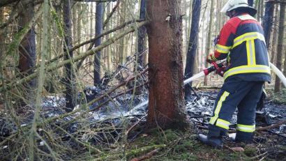 Archivbild: bl
Die Staatsanwaltschaft hat einen Strafbefehl gegen den 50-Jährigen Piloten beantragt, der zusammen mit einem 62-Jährigen am 31. März bei Maxhütte-Haidhof in einem Doppeldecker abgestürzt ist. Der ältere der beiden war dabei schwer verletzt worden.