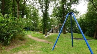 Bild: bey
Beim Abenteuerspielplatz sollte nach Wunsch der Fraktion Bündnis90/Die Grünen der Wildwuchs beseitigt und durch heimisches Gehölz ersetzt werden. Zunächst kommt nun ein Gesamtkonzept für alle Spielplätze des Marktes.