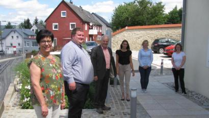 Bild: exb
Christine Bayer, Georg Redl, Bürgermeister Günter Kopp (von links), Corinna Reinhart und Geschäftsleiterin Kathrin König hießen ihre neue Kollegin Jamie-Lee Kotva (von rechts) in der Verwaltung willkommen.