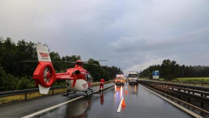 Bild: Roland Wellenhoefer
Insgesamt drei aufeinanderfolgende Unfälle ereigneten sich nahe Wiesau auf der A93. Ein Verletzter wurde dabei erneut verletzt, als er im Krankenwagen liegend ein zweites Mal in einen Unfall verwickelt wurde. Ein Rettungshubschrauber kam zum Einsatz.