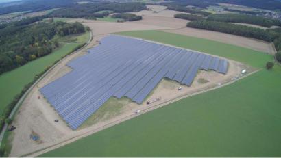 Bild: Petra Hartl
Der Solarpark auf einer steilen Anhöhe nördlich von Wolfring.