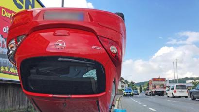 Bild: Gabi Schönberger
In der Regensburger Straße in Weiden landet ein Auto nach einem Unfall auf dem Dach.