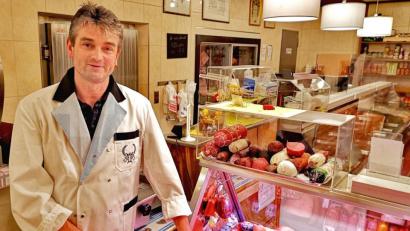 Bild: Thomas Dobler
Ernst Maler, Obermeister der Schwandorfer Metzgerinnung, in seinem Geschäft: „Wir sind ein kleiner Betrieb mit meiner Frau und mir, einer Vollzeit- und einer Teilzeitverkäuferin.“