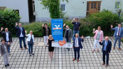Bild: do
Gute Nachrichten: Regionalmarktleiter Stefan Schedl und die Zweigstellenleiter der Volksbank Raiffeisenbank Nordoberpfalz informieren die Schulleiter oder deren Vertreter aus dem Regionalmarktbereich der Bank über Geldspenden in Höhe von insgesamt 2.750 Euro.