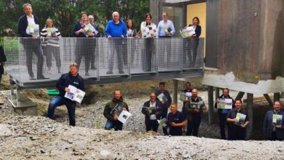 Bild: ld
Auf der Brücke am Schlachthaus stellte sich das Readaktionsteam zum Foto auf.