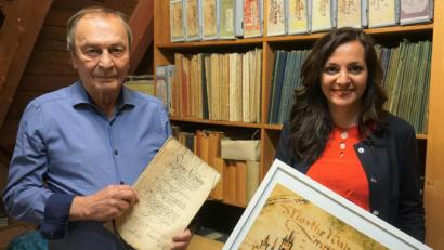 Bild: fppp
Archivar Josef Zöllner und Margit Bayer sind auf den Spuren der Waldershofer Stadtgeschichte. Der Archivar hält die „Cammer-Rechnung deß Marckts Waldershoff“ aus dem Jahr 1655 in den Händen.