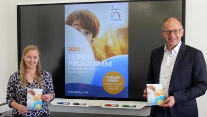 Bild: stg
Bürgermeister Roman Schäffler und Susanne Schiller stellten das diesjährige Kemnather Ferienprogramm vor.