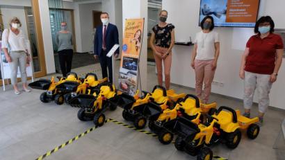 Bild: le
Die Kindergartenvertreterinnen Manuela Landgraf, Kristina Schaller, Lothar Kurz, Lisa-Maria Rast, Birgit Käß und Agnes Schwarzmeier (von links) freuen sich sehr über Trettraktoren, die die Geschäftsstelle der Volksbank Raiffeisenbank Nordoberpfalz gespendet hat. Auch zwei Etzenrichter Einrichtungen haben je zwei der Fahrzeuge bekommen.