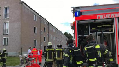 Bild: Gabi Schönberger
Die Feuerwehr rückt an, weil es in einer Wohnung zu starker Rauchentwicklung kommt.