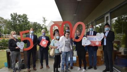 Bild: Kathrin Schmidt/exb
Über zweimal 5000 Euro freuten sich (von links) Verena Heilmann, Sozialdienstleiterin Jurawerkstätten, Bernhard Vahle, 2. Vorsitzender Jurawerkstätten, Klaus Horn, stvellvertretendes Vorstandsmitglied Sparkasse, Marion Steinl-Kaufmann, Gewinnerin, Bernhard Albrecht, Geschäftsführer Jurawerkstätten, Carina Hüttner, Betreuerin, Eduard Freisinger, Vorsitzender Jurawerkstätten und Bernhard Danzl, Direktionsbeauftragter Niederbayern/Oberpfalz der Versicherungskammer Bayern; im Vordergrund Martina Wiefling mit Tochter Jenny.