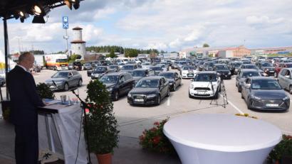 Bild: fz
Studiendirektor Johannes Wagner spricht zu Autos – in denen natürlich seine Abiturienten und deren Begleiter sitzen.