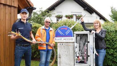 Bild: no
Assistiert von (von links) Chris Brandl von Brandl Services und Egon Deinhard vom Tiefbauunternehmen Egon Kabelbau GmbH, legt Bürgermeisterin Brigitte Bachmann den Hebel für schnelles Internet in Aicha um.