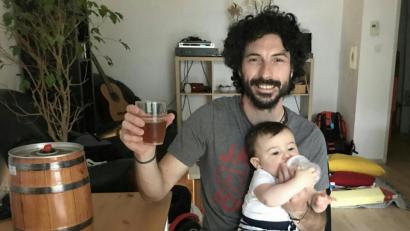 Bild: fuw
Das Fass Zoigl ist unbeschadet in Toulouse angekommen. José grüßt die Oberpfalz und erzählt dem kleinen Pau von seiner Zeit als Student in München.