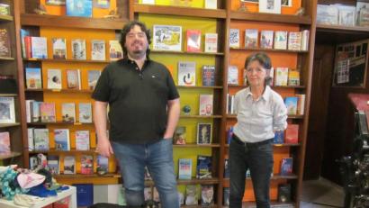 Bild: Anke Schäfer
Rosemarie und Carl Mayr mit Buchhandlungs-Hund Muck von der Amberger Buchhandlung Mayr freuten sich über viele neue Leser.