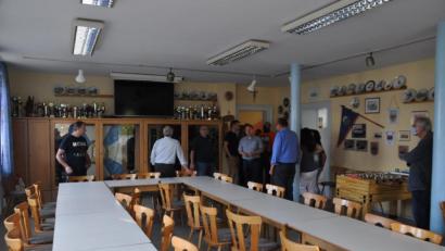 Bild: ak
Mit Vertretern der Kirchenlaibacher Feuerwehr besichtigte der Bauausschuss im Alten Schulhaus den Schulungsraum der Feuerwehr und den Treffpunkt der Krieger- und Soldatenkameradschaft.