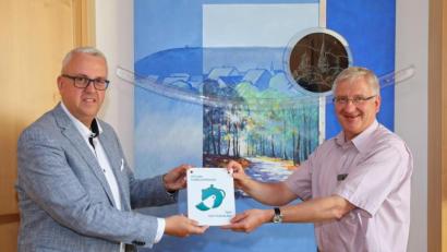 Bild: njn
Vorsitzender André Zaus (links) beim neuen Bürgermeister Johannes Reger.