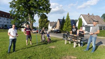 Bild: rn
Die Jugendbeauftragten Andreas Hermann und Jürgen Schäffler (von rechts) besprechen mit Eltern die künftige Gestaltung des Spielplatzes zwischen Stirnbergstraße und Pappenberger Weg .
