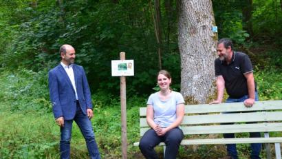 Bild: Eva Gröninger
Sie sind glücklich über die neue Beschilderung (von links) Bürgermeister Hans Ram, Natur- und Landschaftspflegerin Anita Vieracker sowie Richard Lehmeier, Geschäftsführer Landschaftspflegeverband Amberg-Sulzbach.