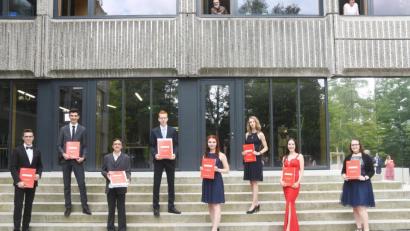 Bild: Gabi Schönberger
Das sind die acht Besten am Gymnasium in Neustadt: (von links) Marco Langer aus Störnstein (1,3), Markus Mathy aus Waidhaus (1,5), Florian Schieder aus Georgenberg (1,3), Jakob Neumann aus Kirchendemenreuth (1,5), Viktoria Neumann aus Flossenbürg (1,0), Selina Bernlochner aus Neustadt/WN (1,3), Hanna Schieder aus Parkstein (1,0) und Juliana Gollwitzer aus Waldthurn (1,3).
