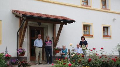 Bild: rpp
Die Autoren des Buches „Feldpost“: (von links) Herbert Benkhardt, seine Lebensgefährtin Mathilde Deubzer, (von rechts) Birgit Übelmesser mit ihren Eltern Josef und Katharina Zeitler.