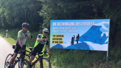 Bild: exb
Freunde hatten am Straßenrand hoch zum Fahrenberg ein Plakat zur Motivation angebracht. Martin Kunz (links) und Ralph Zimmermann erhielten dabei die Spitznamen von Sir Edmund Hillary und Tenzing Norgay, den Erstbesteigern des Mount Everest.