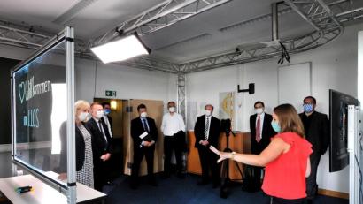 Bild: Stephan Huber
Die unscheinbare Glas-Stellwand links ist das von der OTH kreierte Lightboard: Auf die Scheibe vor sich kann ein Dozent bei einem Streaming oder einer Video-Aufzeichnung Notizen schreiben, ohne seinen Zuschauern den Rücken zuzukehren.