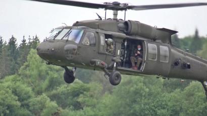 Bild: jma
Beobachter sitzen in einer Blackhawk und machen sich auf zum Erkundungsflug.