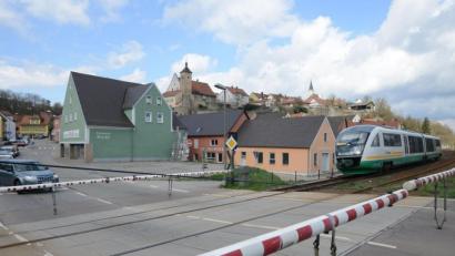Bild: Petra Hartl
Fünf Meter hohe Wände zu beiden Seiten der Bahnlinie: Diese Lärmschutzmaßnahme, die bei der Deutschen Bahn offenbar im Zuge der Elektrifizierung geplant ist, würde das Nabburger Stadtbild gewiss massiv beeinträchtigen.