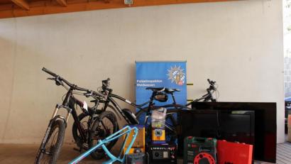 Bild: Polizeiinspektion Waldsassen/exb
Bei den Wohnungsdurchsuchungen wurden diverses Diebesgut sowie Einbruchswerkzeuge sichergestellt.