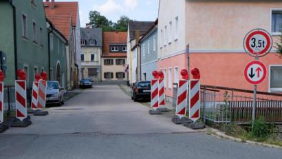 Bild: le
Bereits seit einiger Zeit ist die Floßbachbrücke in der Unteren Bachgasse auf 3,5 Tonnen für den Verkehr beschränkt. Doch auch die neue Brücke wird eine gewichtsmäßige Beschränkung haben.
