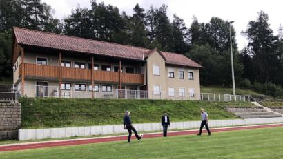 Bild: exb
Der Flossenbürger Bürgermeister Thomas Meiler, Landtagsabgeordneter Stephan Oetzinger und Konrektor Herbert Kraus inspizieren den örtlichen Sportplatz. Für die Sanierung des Nebengebäudes gibt es eine Förderung in Höhe von 584.000 Euro.