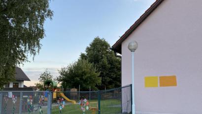 Bild: Eichl
Das Kindergarten-Team wünscht sich einen Anstrich in dem leuchtendem Orange, dessen Farbprobe schon an der Fassade prangt.