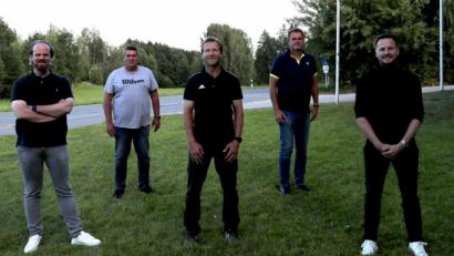 Bild: exb
Vorsitzender Heiko Hauer (links) und der Leiter des Ressortsports Christoph Gradl (rechts) stellen ihr neues Trainer-Team vor (von links): Michael Horn, Peter Jedlicka und Richard Vogel.
