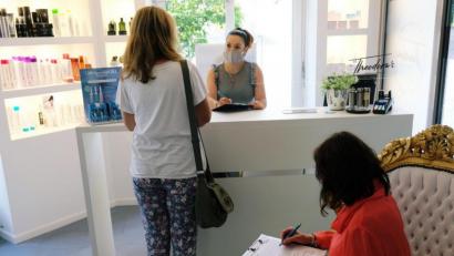 Bild: do
An diesem Tresen im Eschenbacher Friseursalon "Theodora's" richtet der Täter am Donnerstagabend ein Messer auf zwei Frauen.