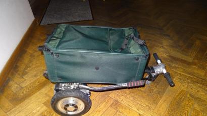 Bild: Franz Schönberger/Polizei Nabburg
Die Polizei stoppte einen 37-Jährigen in Nabburg. Er war auf diesem motorisierten Rollkoffer unterwegs