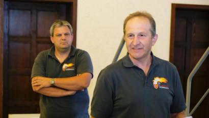 Bild: do
In der Gemeinderatssitzung werben Kommandant Johann Groher (rechts) und sein Stellvertreter Stefan Lautner mit Blick auf die Neubaupläne des Feuerwehrhauses für die Vorschläge der Brandschützer.