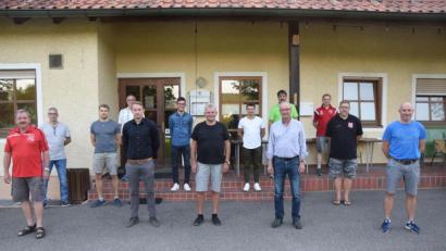 Bild: fz
Der Vorstand des Fördervereins aus dem Vorsitzender Werner Härtl Kassier Ludwig Lukas (vorne Zweiter und Dritter von rechts) nach 16 Jahren verabschiedete.